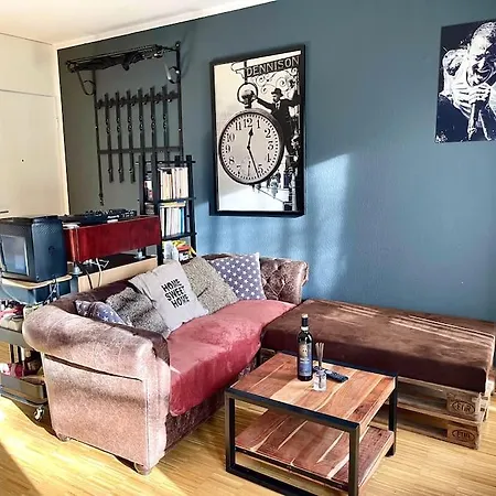 - Chilliges In Mit Balkon & Kuche; Big Tv And Bed - شقة