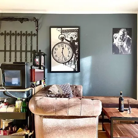 - Chilliges In Mit Balkon & Kuche; Big Tv And Bed -