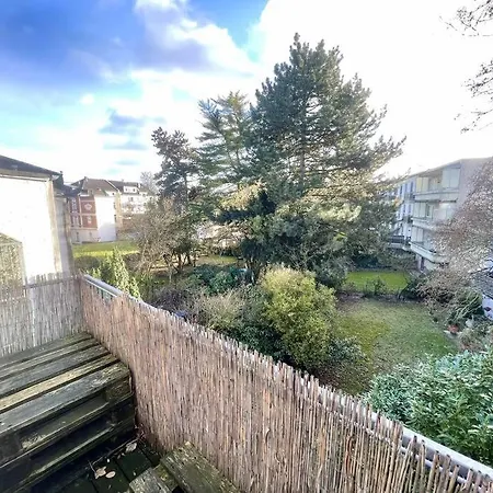 - Chilliges In Mit Balkon & Kuche; Big Tv And Bed - Daire