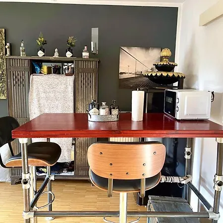 - Chilliges In Mit Balkon & Kuche; Big Tv And Bed - * Düsseldorf