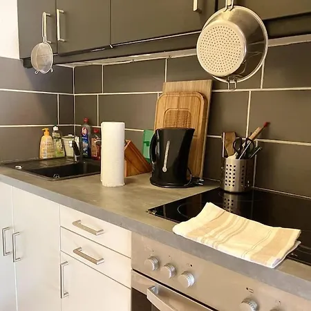 - Chilliges In Mit Balkon & Kuche; Big Tv And Bed - Apartamento