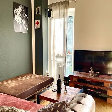- Chilliges In Mit Balkon & Kuche; Big Tv And Bed -