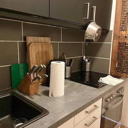 - Chilliges In Mit Balkon & Kuche; Big Tv And Bed - Apartment