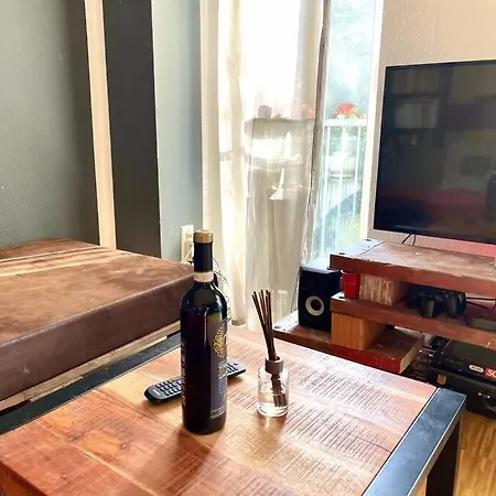 - Chilliges In Mit Balkon & Kuche; Big Tv And Bed - Daire *