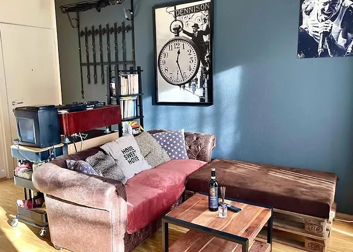 - Chilliges In Mit Balkon & Kuche; Big Tv And Bed - Lejlighed