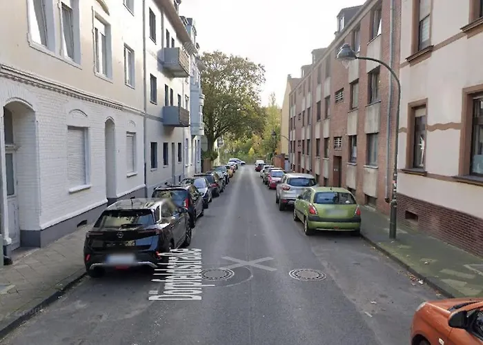 - Chilliges In Mit Balkon & Kuche; Big Tv And Bed -