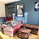 - Chilliges In Mit Balkon & Kuche; Big Tv And Bed - Appartamento